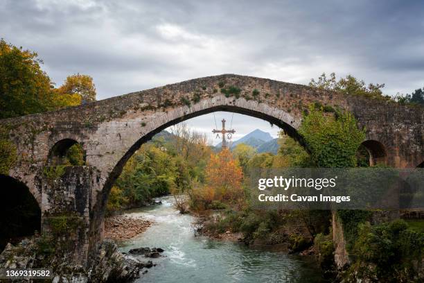 cangas de onis historic medieval roman bridge with sella river - românico imagens e fotografias de stock