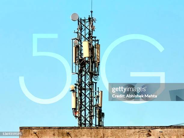 5g mobile tower - antenne stock-fotos und bilder