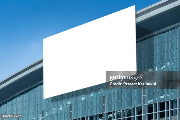 billboard on the modern building. mock-up - affiche mur photos et images de collection