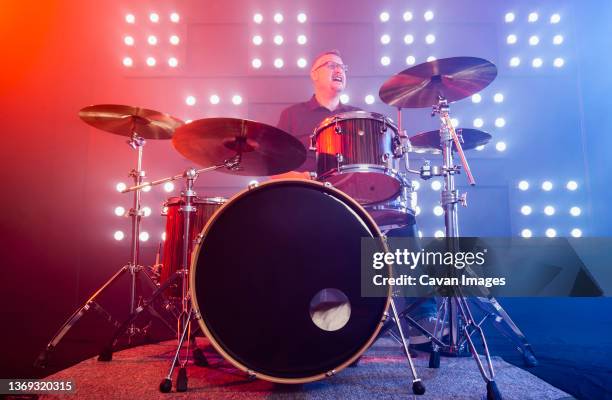drummer performing in front of audience blinder - batteur photos et images de collection