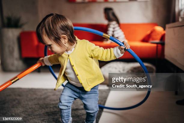 little girl playing with hoola hoop - hoelahoep stockfoto's en -beelden