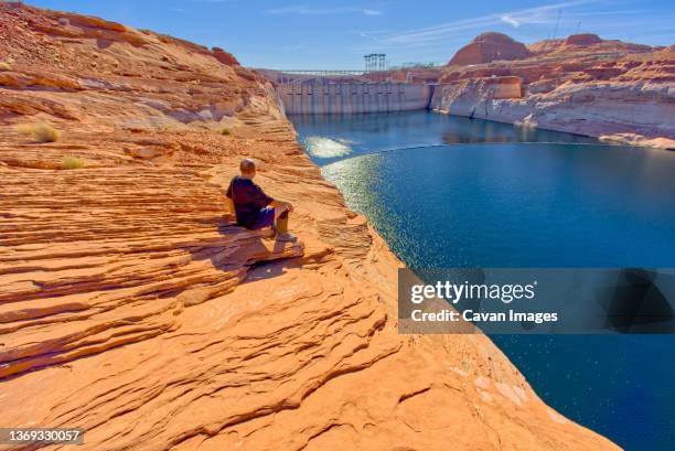 hiker viewing the glen canyon dam at page az - page foto e immagini stock