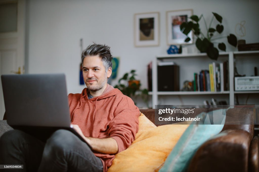 Computerprogrammierer, der von zu Hause aus arbeitet
