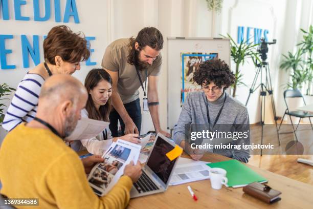 magazinredakteure arbeiten an neuer publikation in der redaktion - medienberuf stock-fotos und bilder