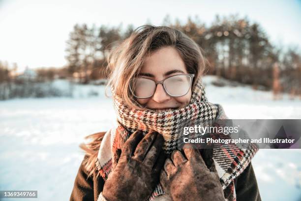 schönes junges mädchen mit nebliger brille - fata morgana stock-fotos und bilder