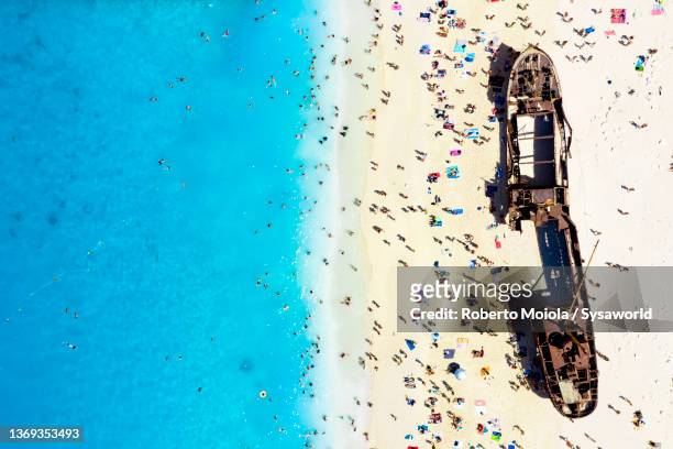 old wreck on white sand of shipwreck beach, zakynthos - naufrágio - fotografias e filmes do acervo