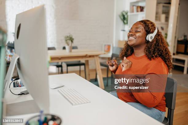 Ladies Using Technology Room 604 Photos and Premium High Res Pictures - Getty Images