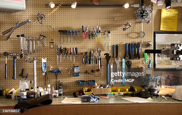 bike shop work bench - établi photos et images de collection