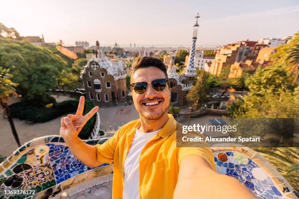 selfie of a young smiling man in sunglasses in barcelona, spain - automatiskt postproduktionsfilter bildbanksfoton och bilder