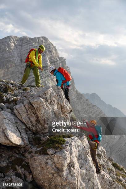bergsteigergruppe auf dem weg nach oben - bergsteiger gipfel stock-fotos und bilder