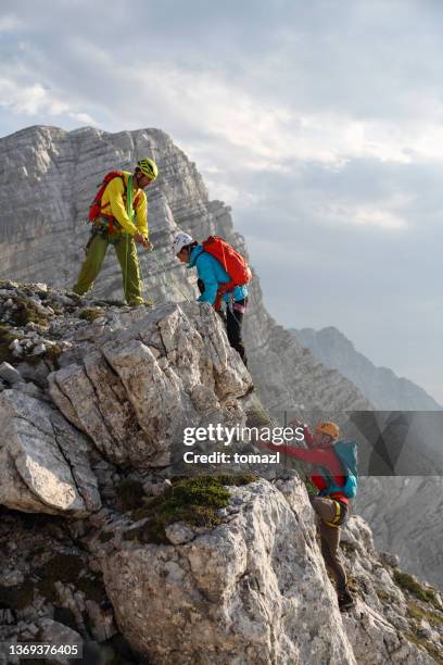 gruppo di alpinisti sulla strada per la cima - scalare foto e immagini stock
