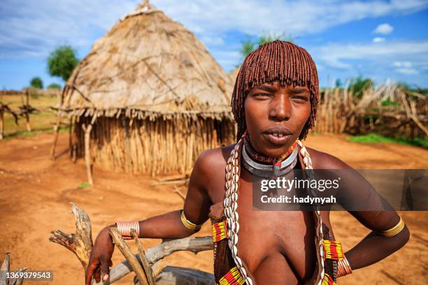 young woman from hamer tribe, ethiopia, africa - hamer tribe stockfoto's en -beelden