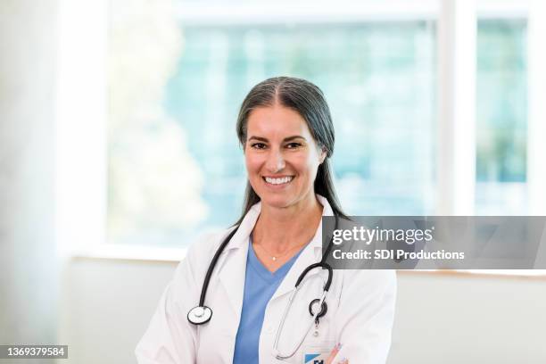 chirurgienne adulte souriante et prospère - infirmier praticien photos et images de collection