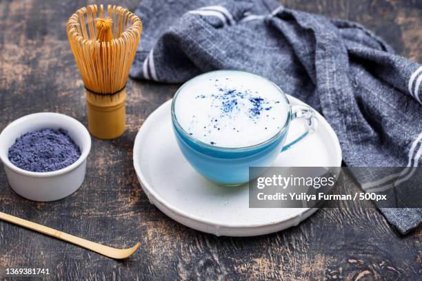 blue matcha latte with milk,high angle view of coffee on table - clitoria fotografías e imágenes de stock