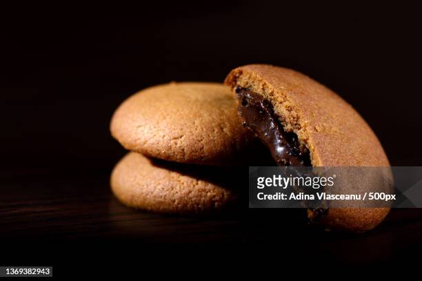 biscuits filled with chocolate cream - filling stockfoto's en -beelden