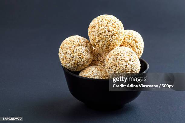 amaranth or rajgira laddu,close-up of donuts in bowl on table - amarant stock-fotos und bilder