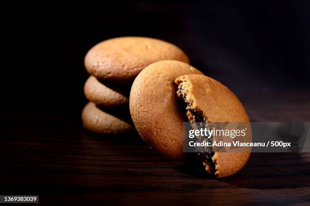 biscuits filled with chocolate cream,close-up of cookies on table - filling stock-fotos und bilder