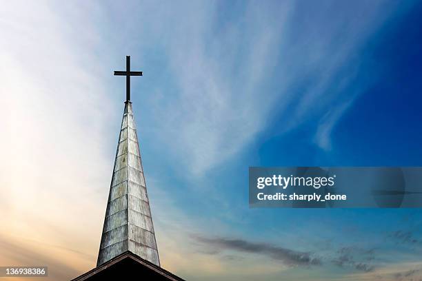 xxl cross und kirchturmspitze - kirche stock-fotos und bilder