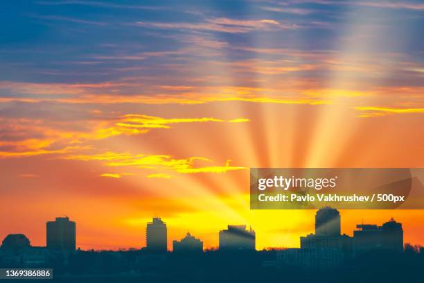 city silhouette of landscape on sunset clouds - hot summer nights film stock-fotos und bilder