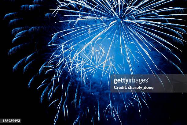 blue feuerwerk explosion - blue fireworks stock-fotos und bilder