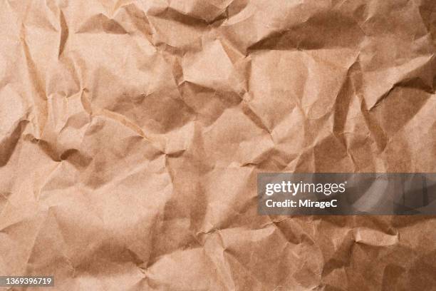 crumpled brown paper texture - crumpled paper stockfoto's en -beelden