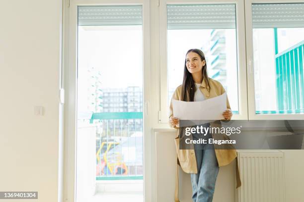 retrato de una joven en su nuevo apartamento vacío - women wearing nothing fotografías e imágenes de stock