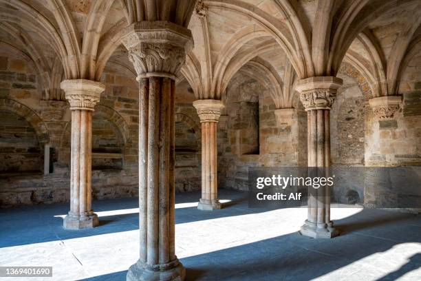 abandoned monastery of santa maría de carracedo, el bierzo, león, spain - cloister - fotografias e filmes do acervo