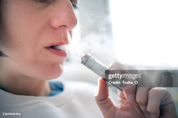 young woman with e-cigarette - vaping - vaping bildbanksfoton och bilder