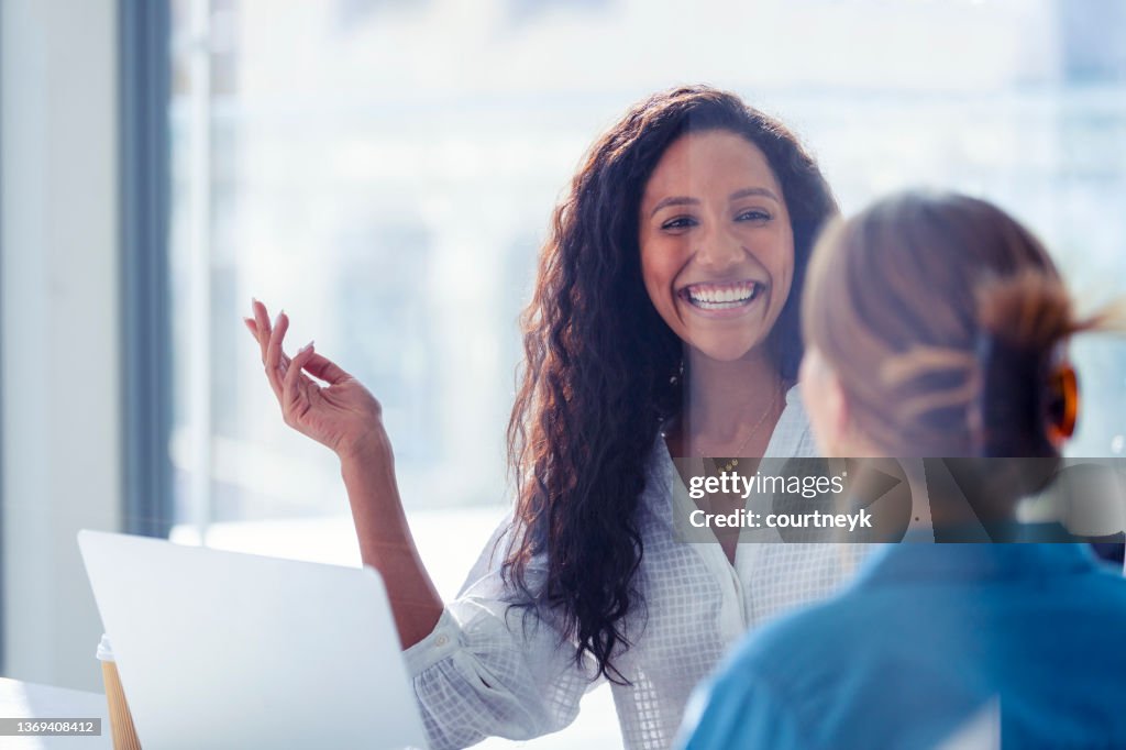 Colegas de negocios que tienen una conversación