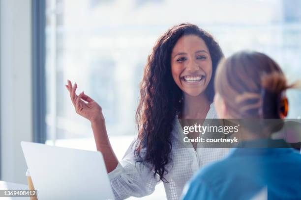 business colleagues having a conversation - sobre os ombros vestuário imagens e fotografias de stock