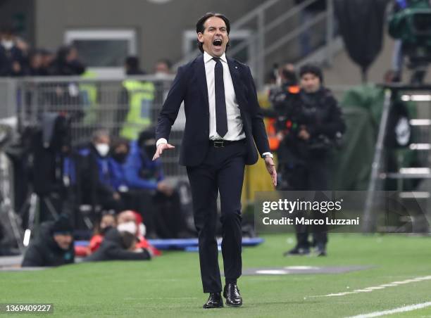 Internazionale coach Simone Inzaghi shouts to his players during the Coppa Italia match between FC Internazionale and AS Roma at Stadio Giuseppe...