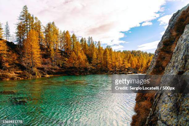 alpe devero - lago delle streghe,scenic view of lake against sky during autumn,crampiolo,verbano- cusio- ossola,italy - stagioni stock pictures, royalty-free photos & images