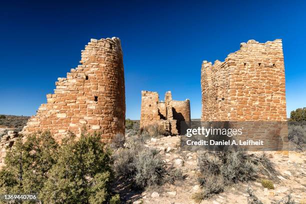 pueblo ruins at hovenweep national monument in utah - anasazi ruins stockfoto's en -beelden