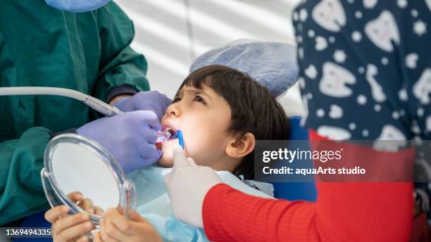 child having dental treatment - tandartsboor stockfoto's en -beelden