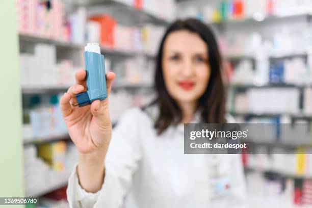 farmacéutica en farmacóloga que muestra inhalador para el asma - inhalador-preventivo-del-asma fotografías e imágenes de stock