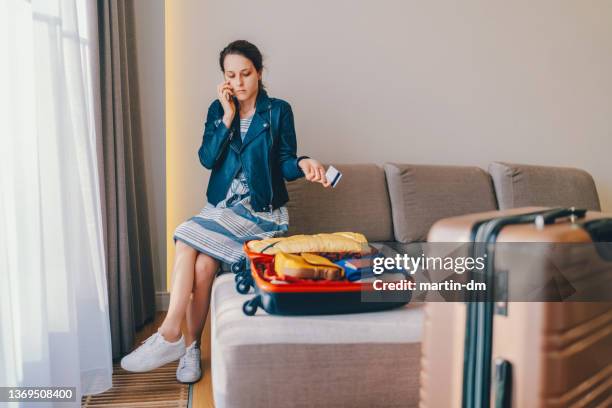 mujer turista en hotel tiene problemas con tarjeta de crédito - taxi credit card fotografías e imágenes de stock