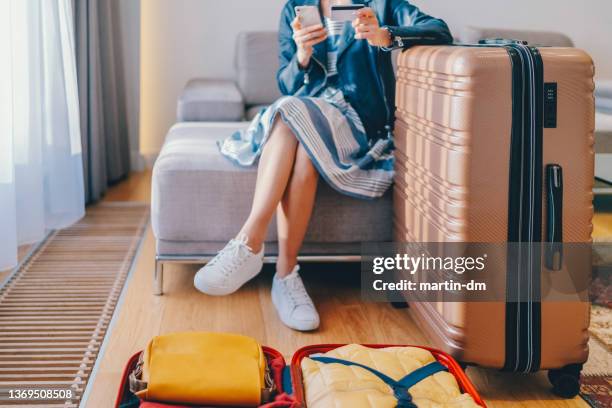 turista nelle prenotazioni di voli in camera d'albergo - booking hotel foto e immagini stock