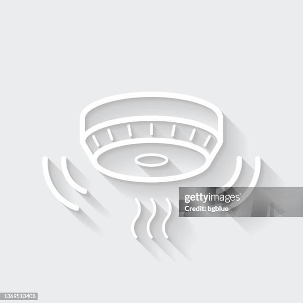 ilustraciones, imágenes clip art, dibujos animados e iconos de stock de alarma de humo. icono con sombra larga sobre fondo en blanco - diseño plano - smoke-detector-with-smoke