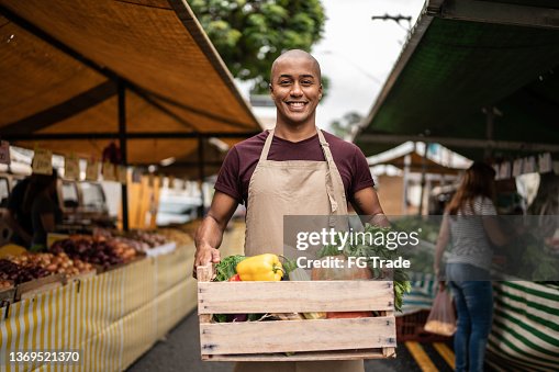 Portrait d’un vendeur sur un marché de rue Portrait d’un vendeur sur un marché de rue