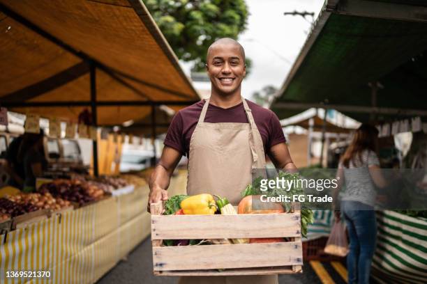 portrait of a seller at a street market - pepper vegetable 個照片及圖片檔