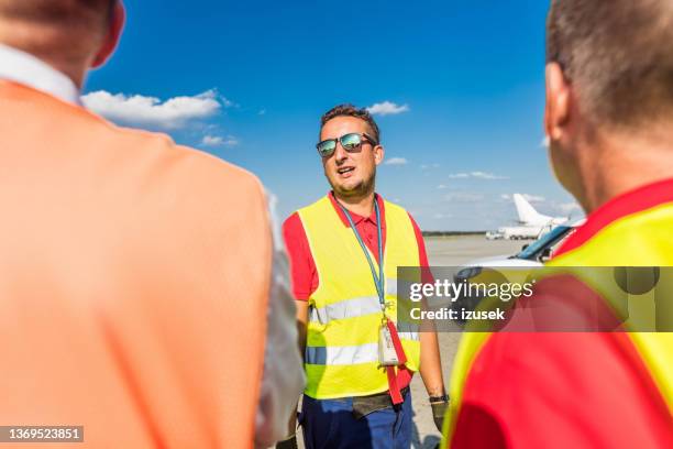 flughafen-bodenpersonal bei der arbeit - airport ground crew uniform stock-fotos und bilder