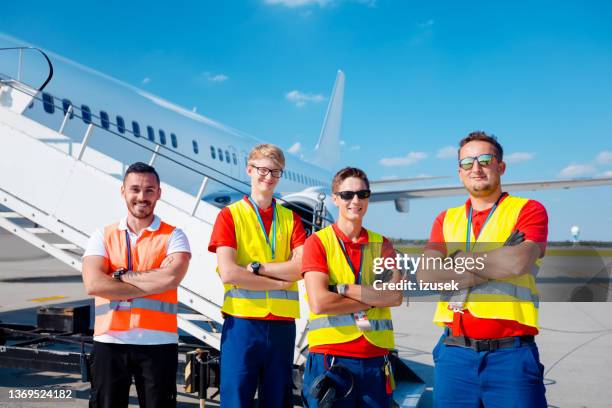 bodenpersonal am flughafen vor flugzeugen - airport ground crew uniform stock-fotos und bilder