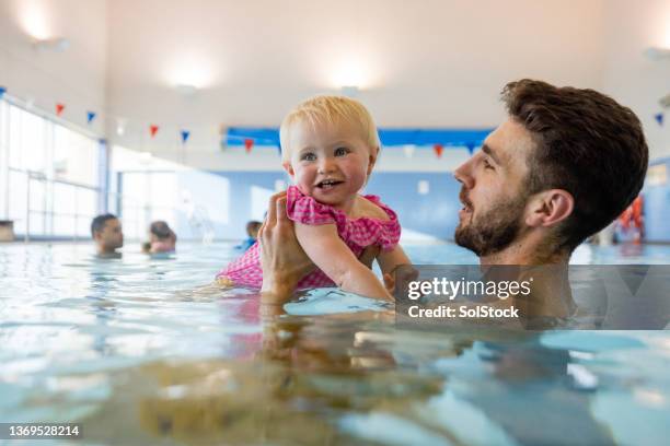 a relaxing activity - sensitivity in tooth stockfoto's en -beelden