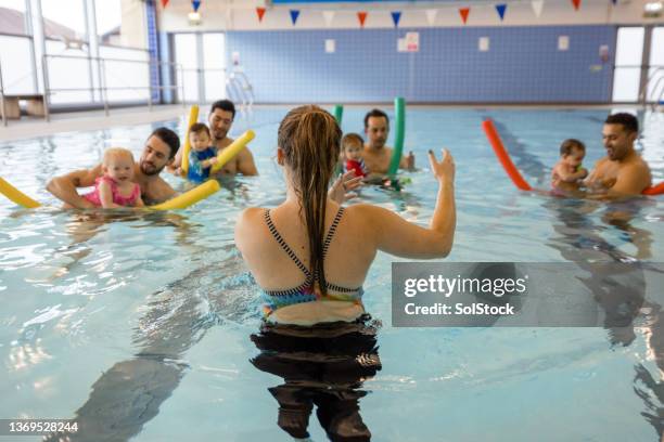 es macht spaß! - baby schwimmen stock-fotos und bilder