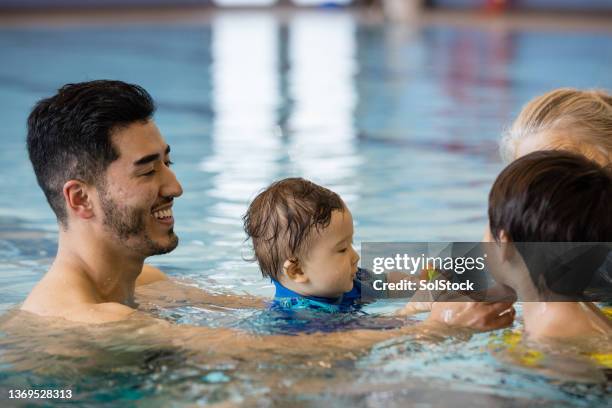 kostbare zeit mit meinen jungs - babyschwimmen stock-fotos und bilder