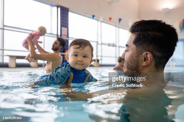 das ist das leben - babyschwimmen stock-fotos und bilder