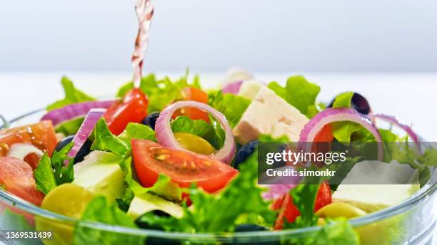 nahaufnahme von gesundem buntem salat - kopfsalat stock-fotos und bilder