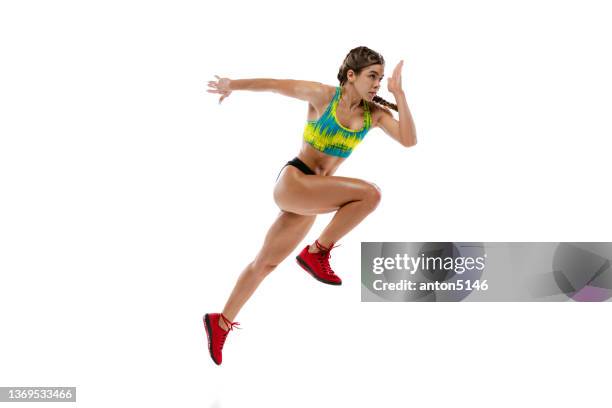 tiro de estúdio de corredora profissional, atleta em treinamento de uniforme esportivo de verão isolado em fundo branco. esporte, competição, conceito de bem-estar - sprint - fotografias e filmes do acervo