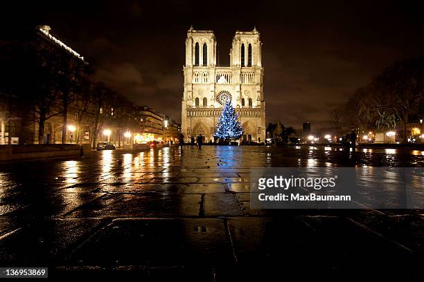 christmas time at notre dame - christmas illuminations 2012 in paris stock pictures, royalty-free photos & images