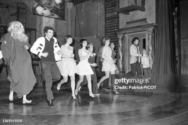 Francis Perrin sur scène dans le spectacle burlesque 'Tutti-Frutti' au théâtre de l'Atelier à Paris le 22 avril 1975